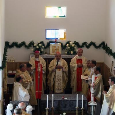 21 mai: Poiana Micului: Sfinţirea bisericii "Fericitul Ioan Paul al II-lea" şi consacrarea altarului (foto: Eduard Lucaci)