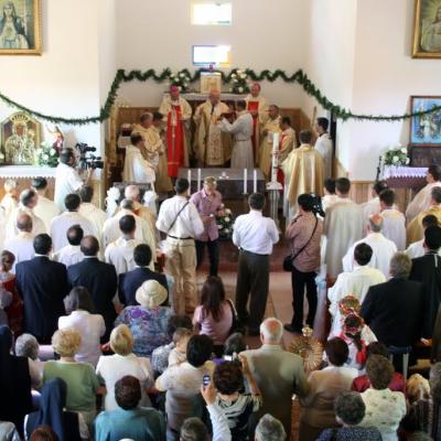 21 mai: Poiana Micului: Sfinţirea bisericii "Fericitul Ioan Paul al II-lea" şi consacrarea altarului (foto: Eduard Lucaci)