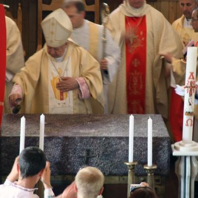 21 mai: Poiana Micului: Sfinţirea bisericii "Fericitul Ioan Paul al II-lea" şi consacrarea altarului (foto: Eduard Lucaci)