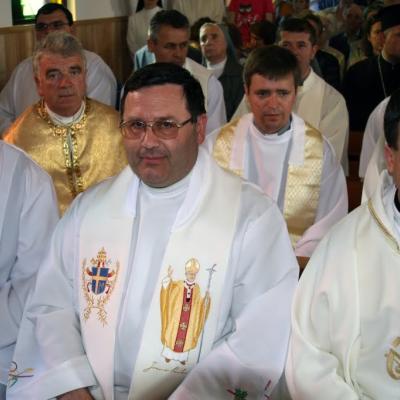 21 mai: Poiana Micului: Sfinţirea bisericii "Fericitul Ioan Paul al II-lea" şi consacrarea altarului (foto: Eduard Lucaci)