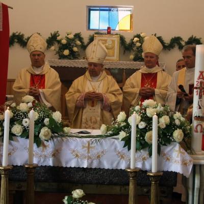21 mai: Poiana Micului: Sfinţirea bisericii "Fericitul Ioan Paul al II-lea" şi consacrarea altarului (foto: Eduard Lucaci)
