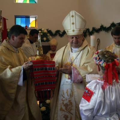21 mai: Poiana Micului: Sfinţirea bisericii "Fericitul Ioan Paul al II-lea" şi consacrarea altarului (foto: Eduard Lucaci)