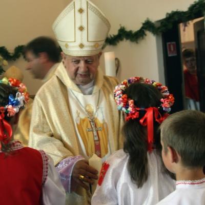 21 mai: Poiana Micului: Sfinţirea bisericii "Fericitul Ioan Paul al II-lea" şi consacrarea altarului (foto: Eduard Lucaci)