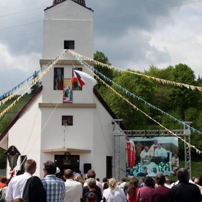 21 mai: Poiana Micului: Sfinţirea bisericii "Fericitul Ioan Paul al II-lea" şi consacrarea altarului (foto: Eduard Lucaci)
