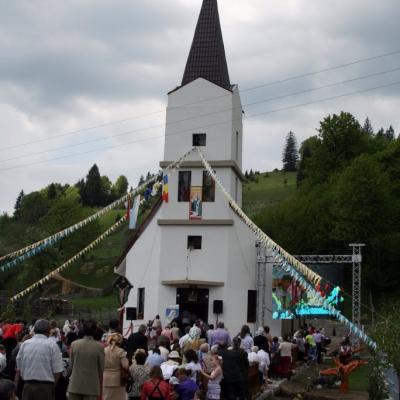 21 mai: Poiana Micului: Sfinţirea bisericii "Fericitul Ioan Paul al II-lea" şi consacrarea altarului (foto: Eduard Lucaci)