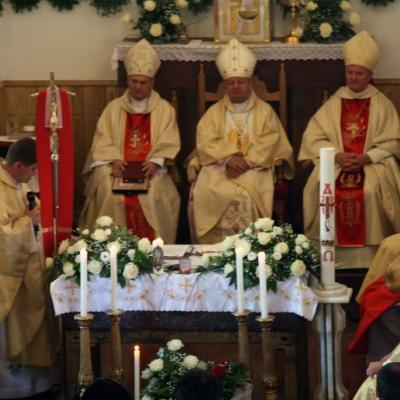 21 mai: Poiana Micului: Sfinţirea bisericii "Fericitul Ioan Paul al II-lea" şi consacrarea altarului (foto: Eduard Lucaci)