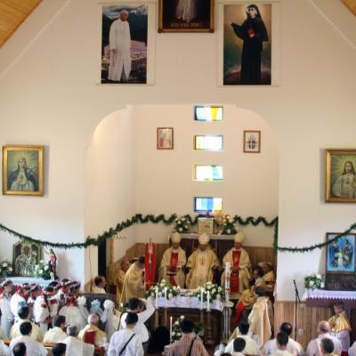 21 mai: Poiana Micului: Sfinţirea bisericii "Fericitul Ioan Paul al II-lea" şi consacrarea altarului (foto: Eduard Lucaci)