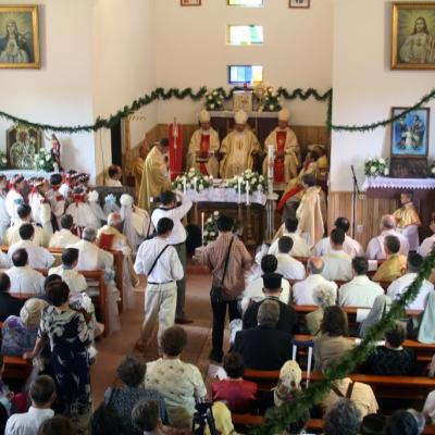 21 mai: Poiana Micului: Sfinţirea bisericii "Fericitul Ioan Paul al II-lea" şi consacrarea altarului (foto: Eduard Lucaci)