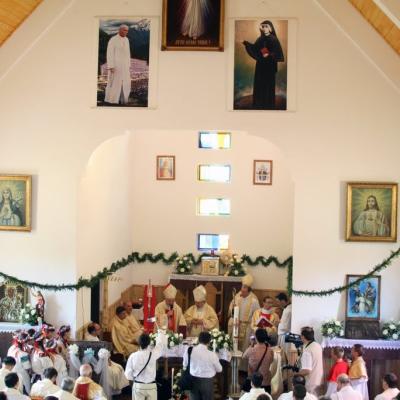 21 mai: Poiana Micului: Sfinţirea bisericii "Fericitul Ioan Paul al II-lea" şi consacrarea altarului (foto: Eduard Lucaci)