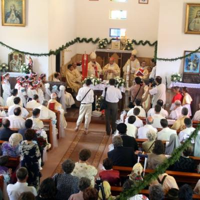 21 mai: Poiana Micului: Sfinţirea bisericii "Fericitul Ioan Paul al II-lea" şi consacrarea altarului (foto: Eduard Lucaci)