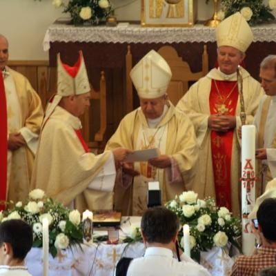 21 mai: Poiana Micului: Sfinţirea bisericii "Fericitul Ioan Paul al II-lea" şi consacrarea altarului (foto: Eduard Lucaci)