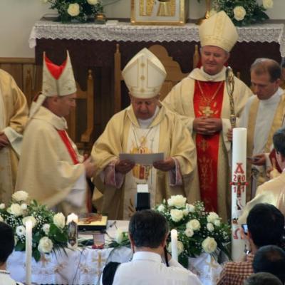 21 mai: Poiana Micului: Sfinţirea bisericii "Fericitul Ioan Paul al II-lea" şi consacrarea altarului (foto: Eduard Lucaci)