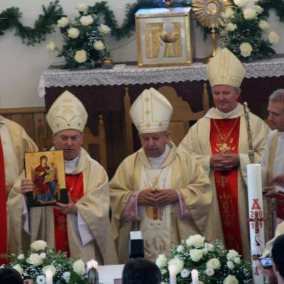 21 mai: Poiana Micului: Sfinţirea bisericii "Fericitul Ioan Paul al II-lea" şi consacrarea altarului (foto: Eduard Lucaci)