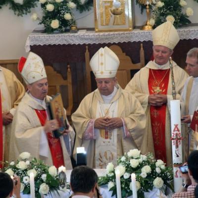 21 mai: Poiana Micului: Sfinţirea bisericii "Fericitul Ioan Paul al II-lea" şi consacrarea altarului (foto: Eduard Lucaci)