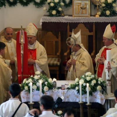 21 mai: Poiana Micului: Sfinţirea bisericii "Fericitul Ioan Paul al II-lea" şi consacrarea altarului (foto: Eduard Lucaci)