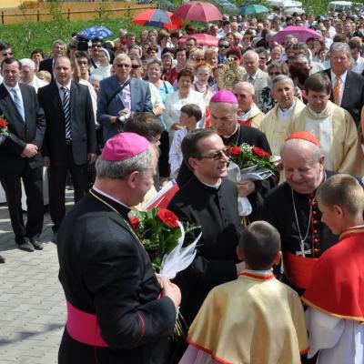 21 mai: Poiana Micului: Liturghia de sfinţire a bisericii "Fericitul Ioan Paul al II-lea"