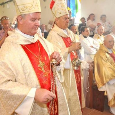 21 mai: Poiana Micului: Liturghia de sfinţire a bisericii "Fericitul Ioan Paul al II-lea"