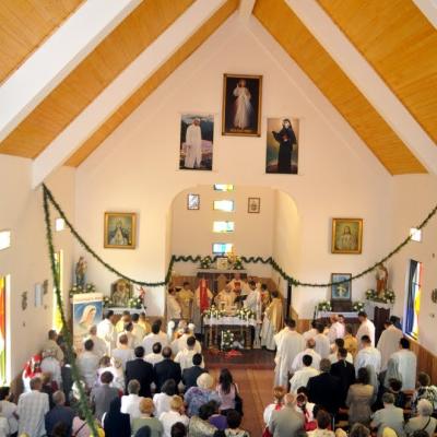 21 mai: Poiana Micului: Liturghia de sfinţire a bisericii "Fericitul Ioan Paul al II-lea"
