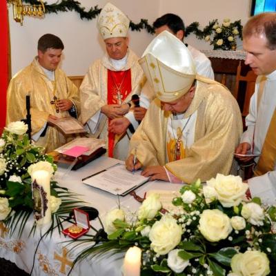 21 mai: Poiana Micului: Liturghia de sfinţire a bisericii "Fericitul Ioan Paul al II-lea"