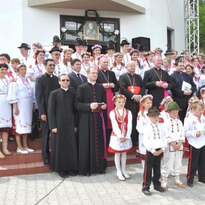 21 mai: Poiana Micului: Liturghia de sfinţire a bisericii "Fericitul Ioan Paul al II-lea"