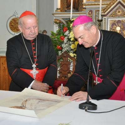 21 mai: Poiana Micului: Liturghia de sfinţire a bisericii "Fericitul Ioan Paul al II-lea"