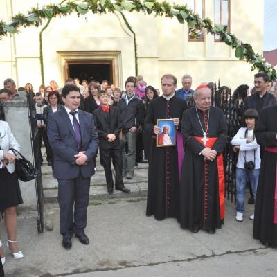 21 mai: Poiana Micului: Liturghia de sfinţire a bisericii "Fericitul Ioan Paul al II-lea"