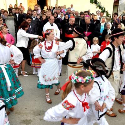 21 mai: Poiana Micului: Liturghia de sfinţire a bisericii "Fericitul Ioan Paul al II-lea"