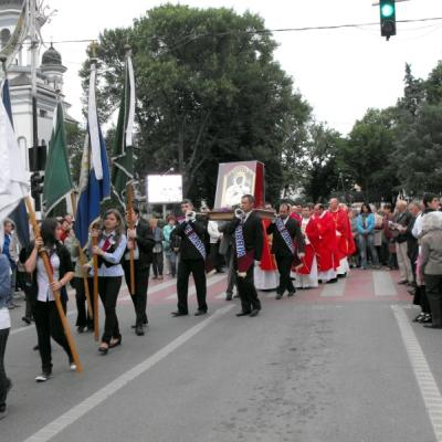 În procesiune spre biserică cu icoana Maicii Domnului