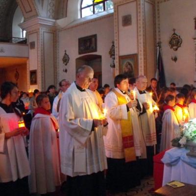 Recitarea sfântului Rozariu în cadrul privegherii mariane, în mai multe limbi(română, germană, polonă şi latină)