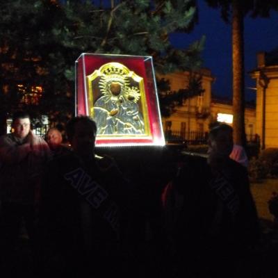 În procesiune în jurul bisericii