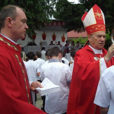 13 iunie: Ploscuţeni: Primirea sacramentului Mirului