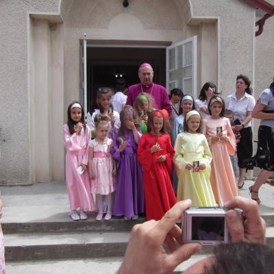 13 iunie: Ploscuţeni: Primirea sacramentului Mirului