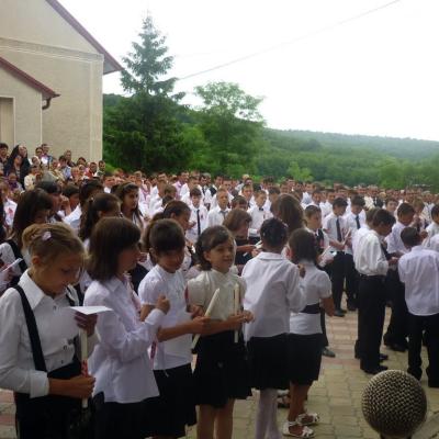 13 iunie: Ploscuţeni: Primirea sacramentului Mirului