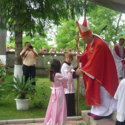 13 iunie: Ploscuţeni: Primirea sacramentului Mirului