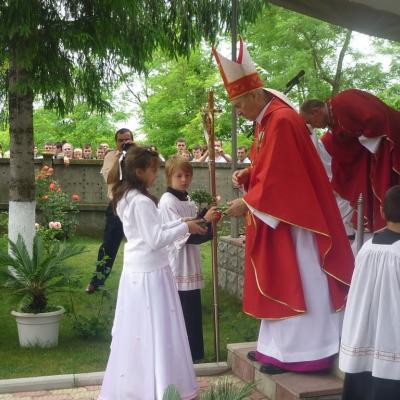 13 iunie: Ploscuţeni: Primirea sacramentului Mirului