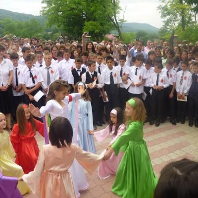 13 iunie: Ploscuţeni: Primirea sacramentului Mirului