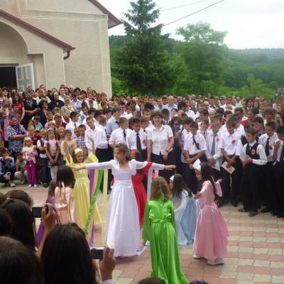 13 iunie: Ploscuţeni: Primirea sacramentului Mirului