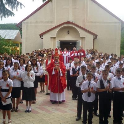 13 iunie: Ploscuţeni: Primirea sacramentului Mirului