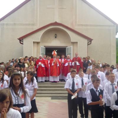 13 iunie: Ploscuţeni: Primirea sacramentului Mirului
