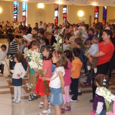 14 iunie: Iaşi: Sfinţirea crinilor