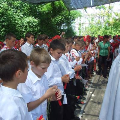 18 iunie: Berindeşti şi Ciucani: Administrarea sacramentului Mirului