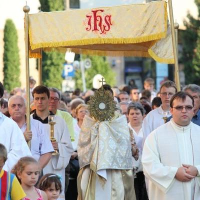 23 iunie: Bacău: Cu Sfântul Sacrament pe străzile oraşului