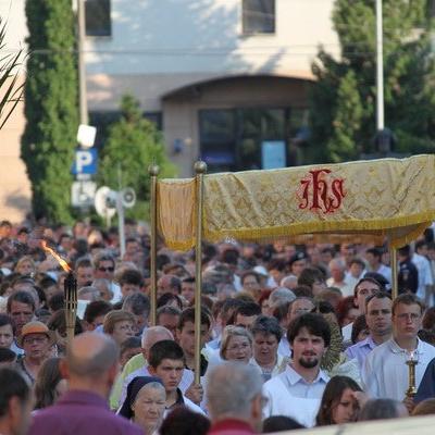 23 iunie: Bacău: Cu Sfântul Sacrament pe străzile oraşului