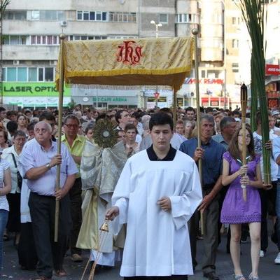 23 iunie: Bacău: Cu Sfântul Sacrament pe străzile oraşului