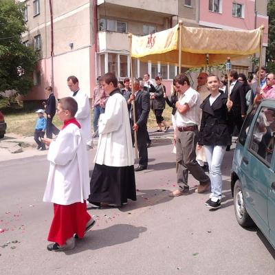 26 iunie: Moineşti: Procesiune în solemnitatea Trupul şi Sângele Domnului
