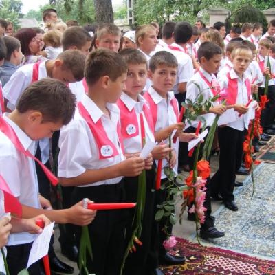 25 iulie: Oţeleni: Administrarea sacramentului Mirului