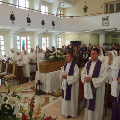 26 iulie: Iaşi: Funeraliile sorei Fiorella Chinappi, din Congregaţia "Fiicele Sfintei Maria a Divinei Providenţe" (Foto: Ovidiu Bişog)