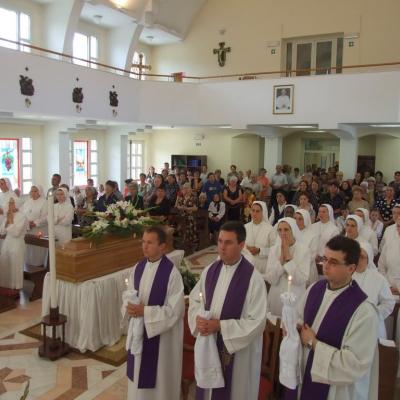 26 iulie: Iaşi: Funeraliile sorei Fiorella Chinappi, din Congregaţia "Fiicele Sfintei Maria a Divinei Providenţe" (Foto: Ovidiu Bişog)
