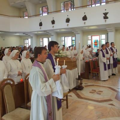 26 iulie: Iaşi: Funeraliile sorei Fiorella Chinappi, din Congregaţia "Fiicele Sfintei Maria a Divinei Providenţe" (Foto: Ovidiu Bişog)