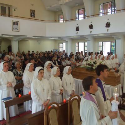 26 iulie: Iaşi: Funeraliile sorei Fiorella Chinappi, din Congregaţia "Fiicele Sfintei Maria a Divinei Providenţe" (Foto: Ovidiu Bişog)